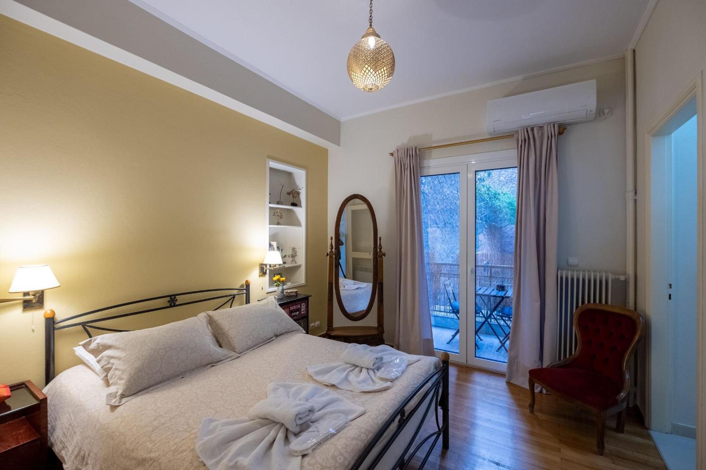 Oro's Stylish Kolonaki Flats Next to Metro & Museums