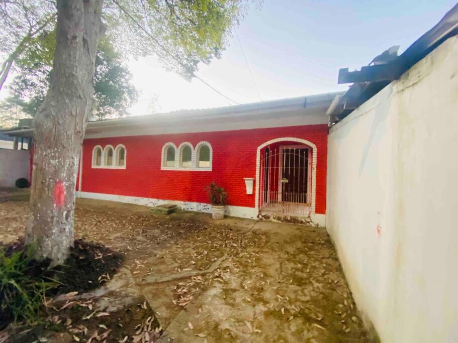 Chácara com Piscina e Amplo Quintal
