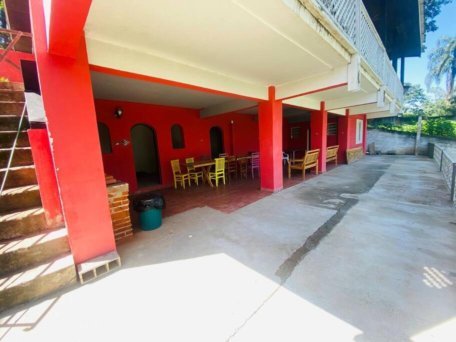 Chácara com Piscina e Amplo Quintal