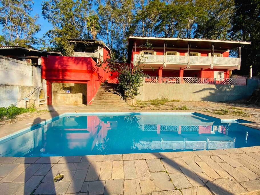 Chácara com Piscina e Amplo Quintal