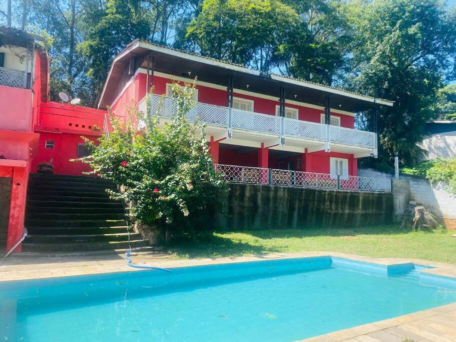 Chácara com Piscina e Amplo Quintal
