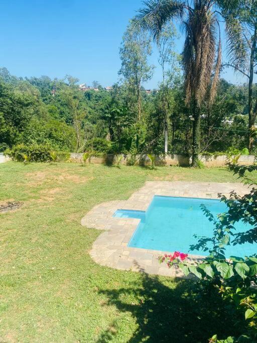 Chácara com Piscina e Amplo Quintal
