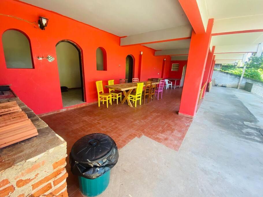 Chácara com Piscina e Amplo Quintal