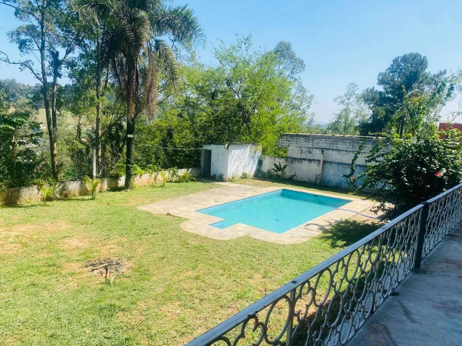 Chácara com Piscina e Amplo Quintal