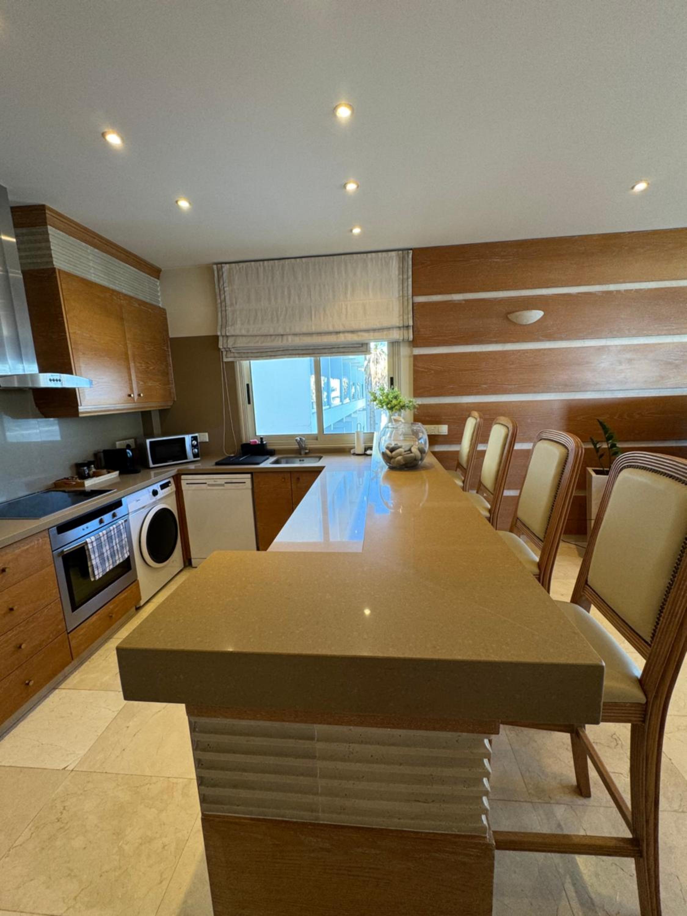 Quattro Beachfront Sea View Ap 4