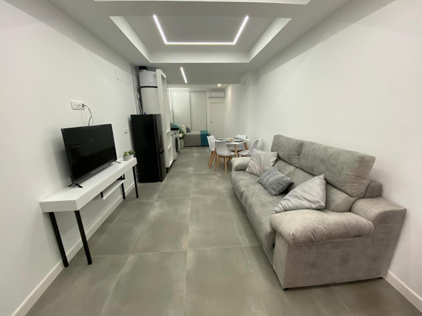 Alba Home , junto al estadio fútbol y Ribera