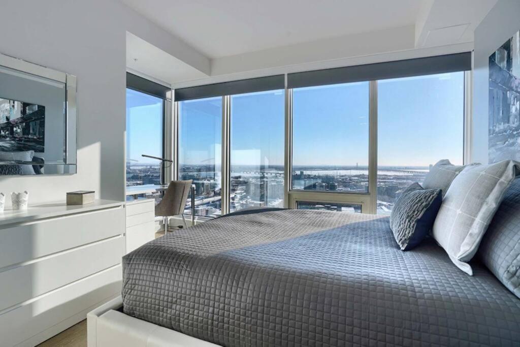 Spectacular Skyline Views - Downtown Montreal - Luxury Condo & Penthouse