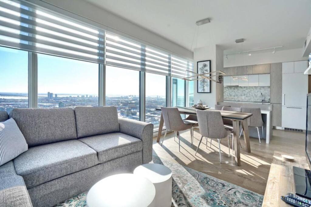 Spectacular Skyline Views - Downtown Montreal - Luxury Condo & Penthouse