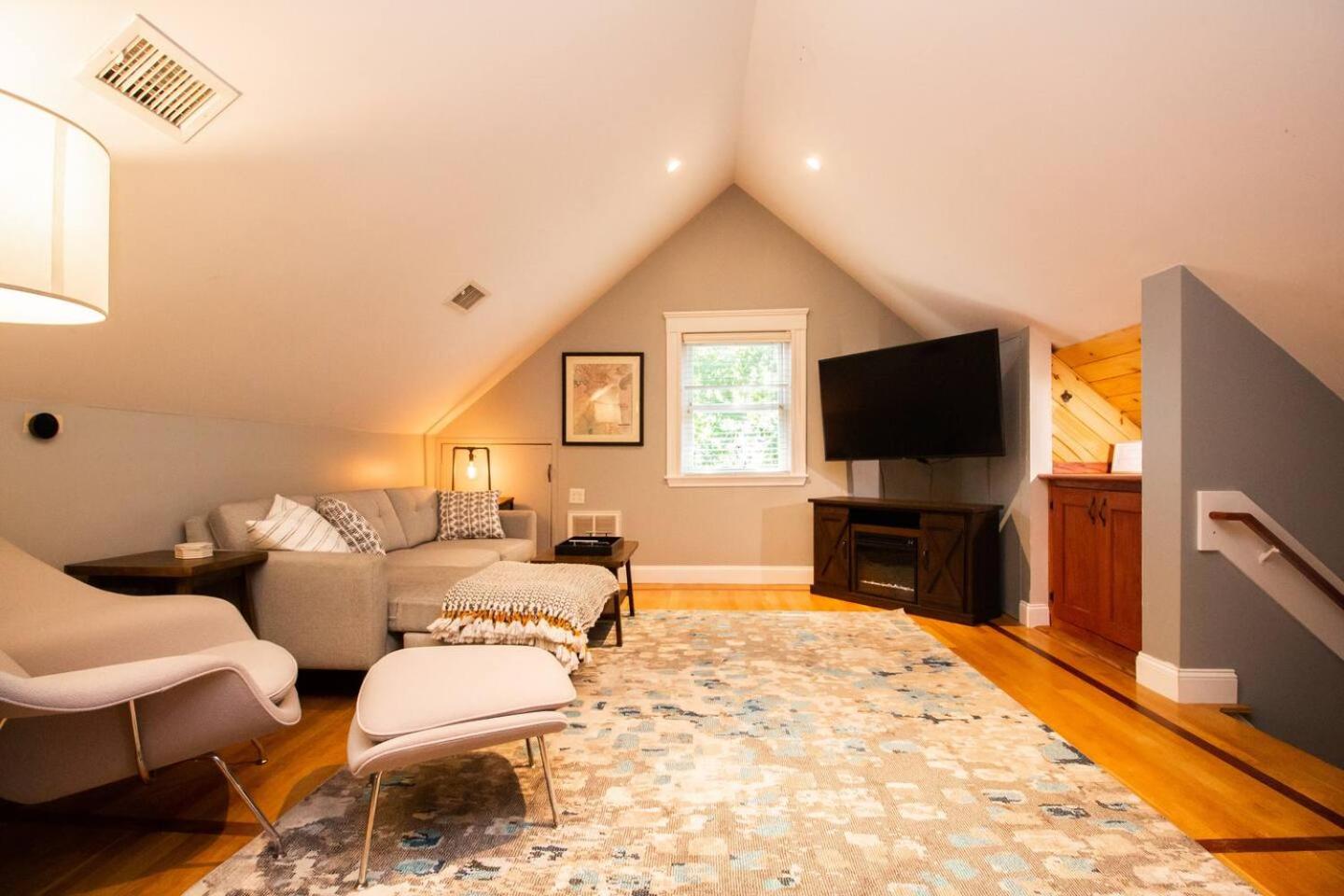 Top-floor, 2-Bedroom Balcony near Red Line