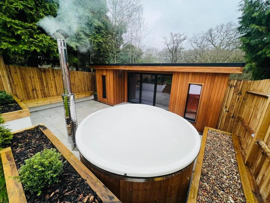 Peaceful retreat with hot tub and sauna