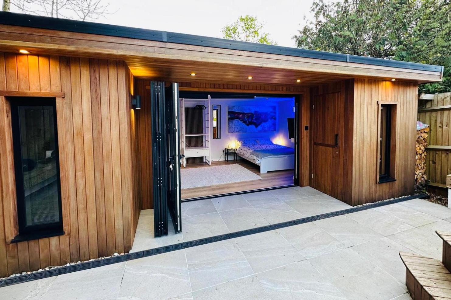 Peaceful retreat with hot tub and sauna
