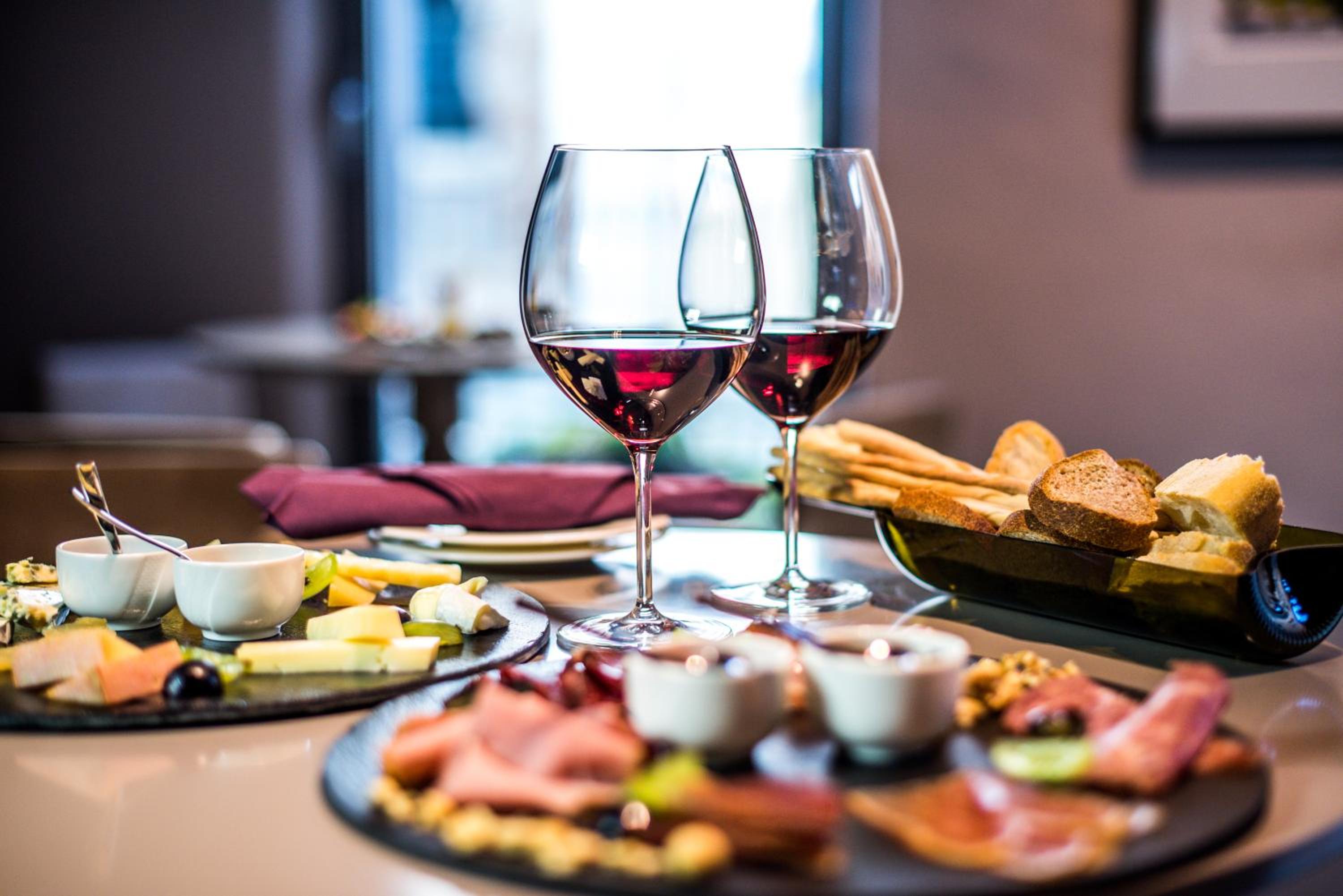Uve Rooms & Wine Bar