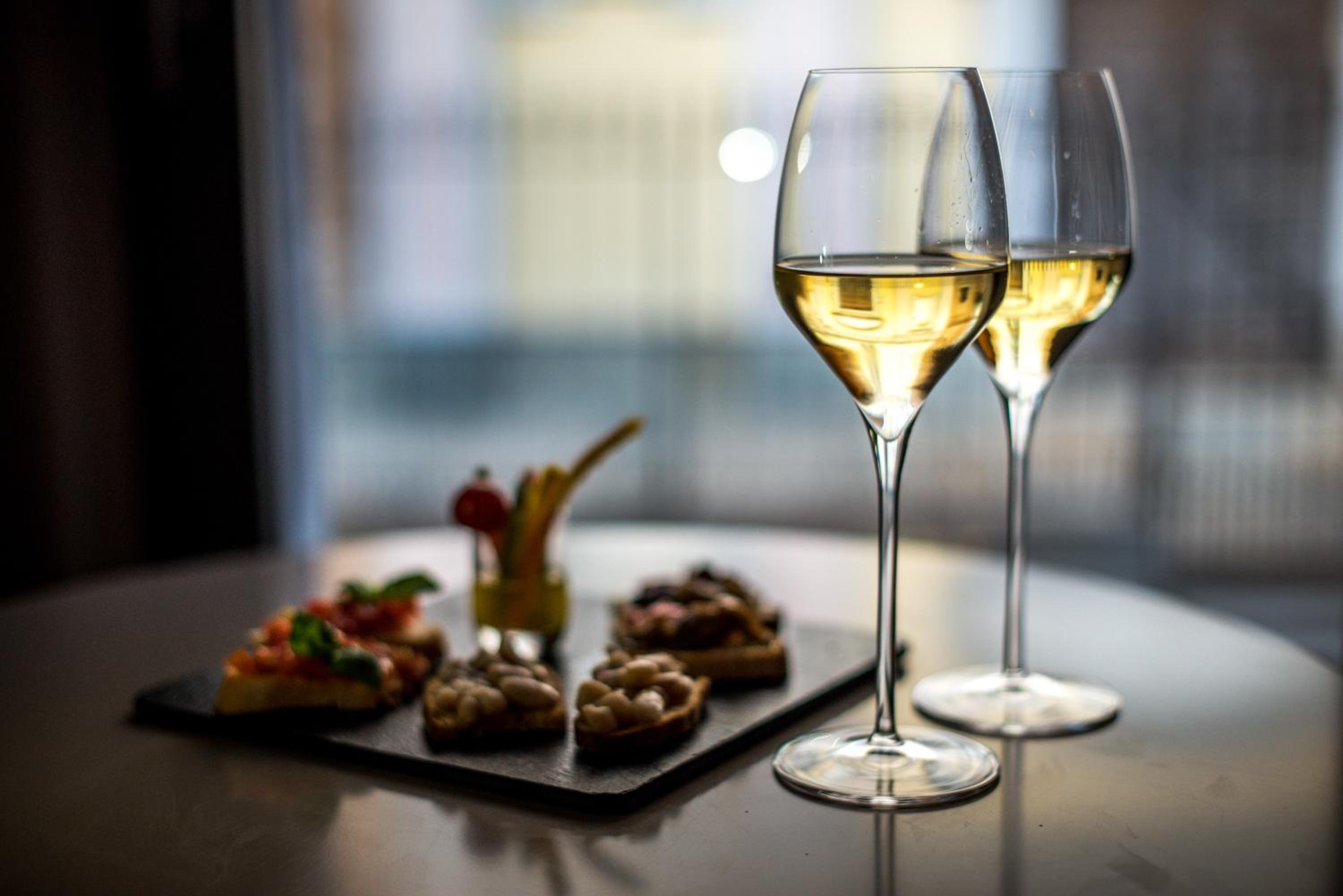 Uve Rooms & Wine Bar