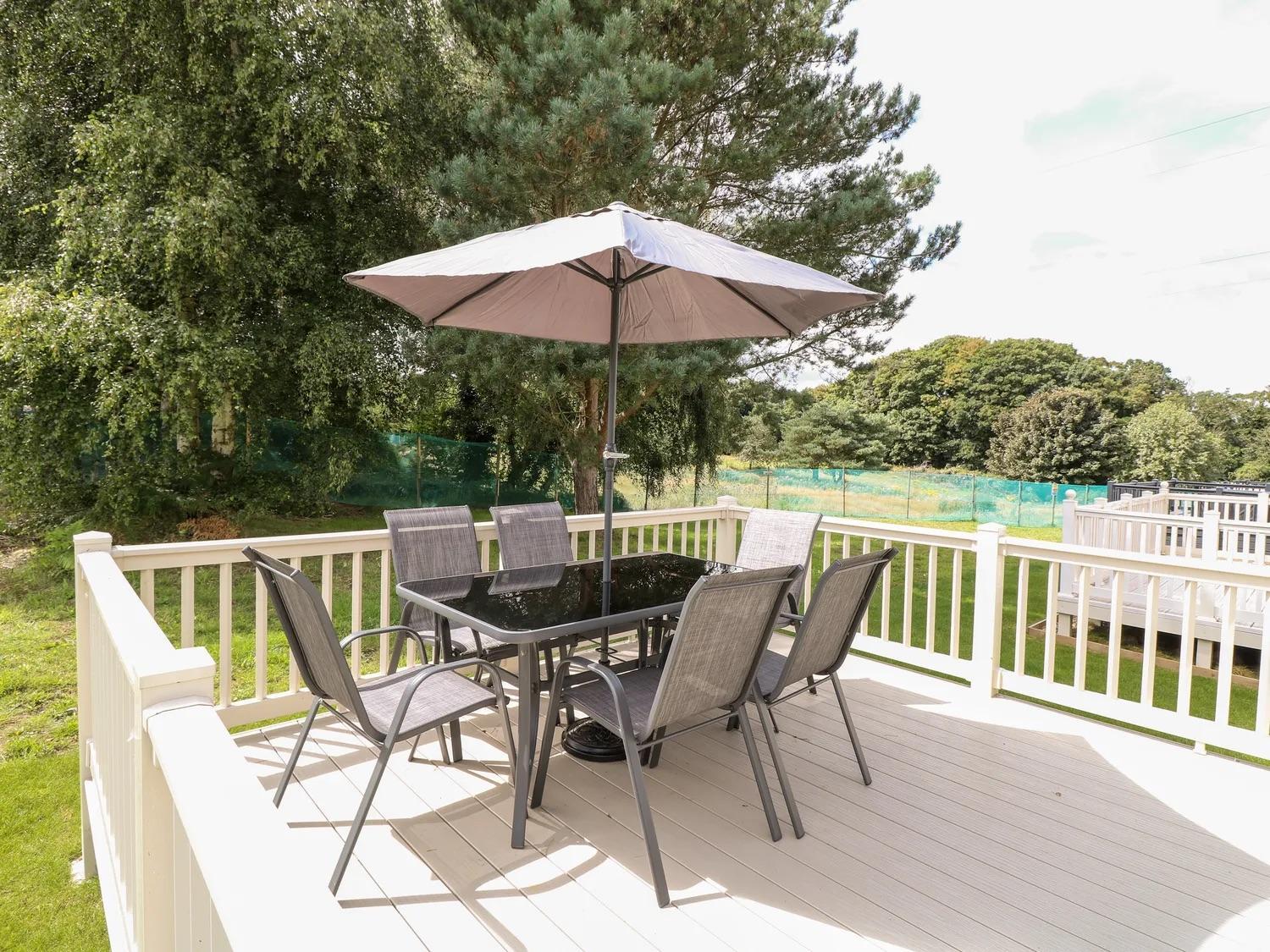 Paws & Paths: A 3-Bedroom Retreat in Fritton