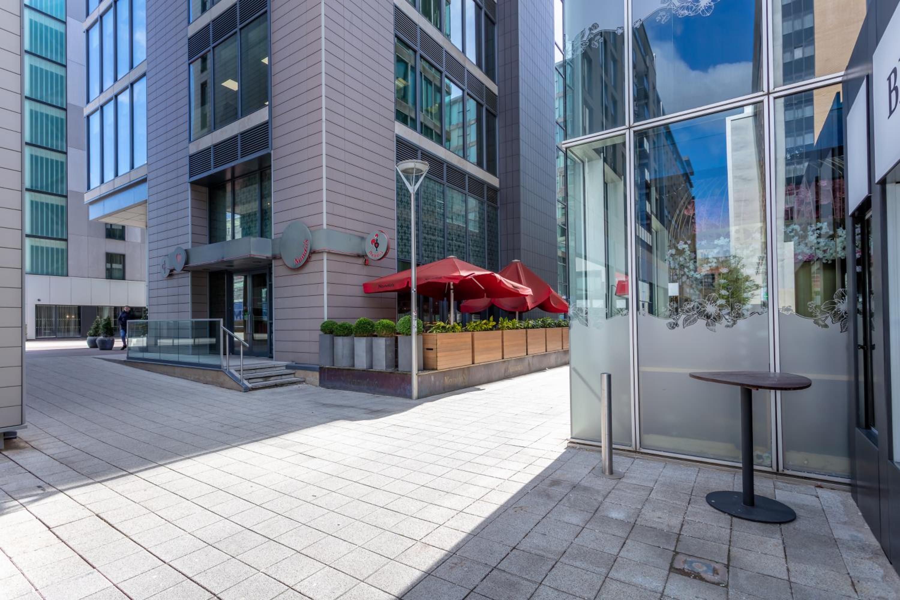Luxury 1 Bedroom Apartment with Balcony - Central MK - Free Parking, Fast WiFi and Smart TV by Yoko Property