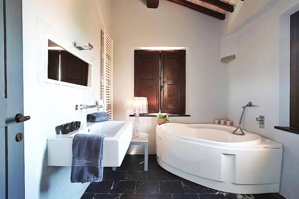 Breathtaking Villa w/Jacuzzi Tuscany Montepulciano