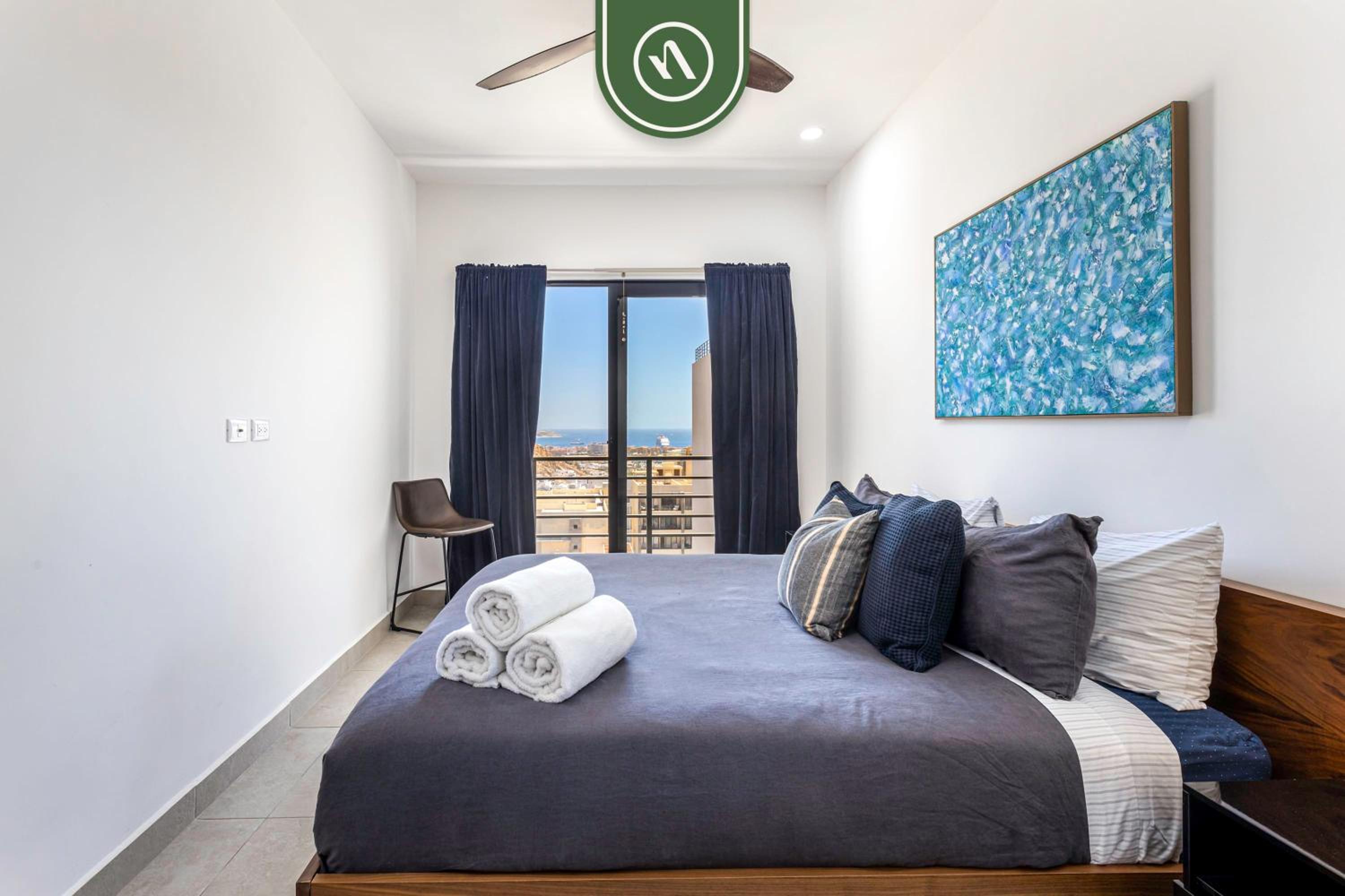 Amazing 2BR Condo with Rooftop pool - BBQ view 3