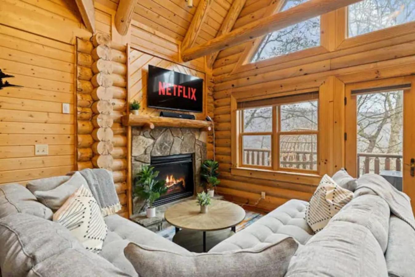 Firefly Lodge, hot tub, games, mountain views