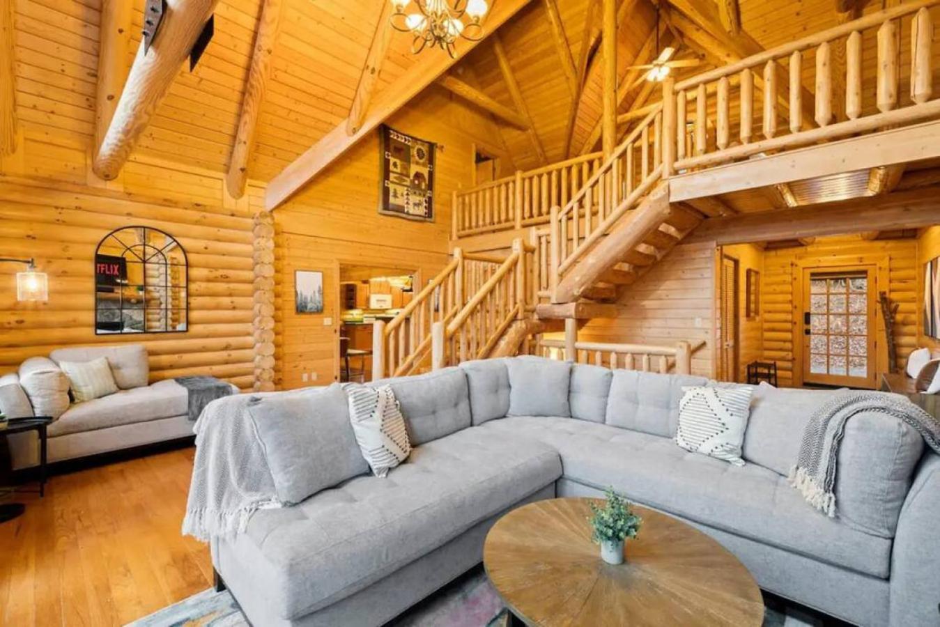 Firefly Lodge, hot tub, games, mountain views