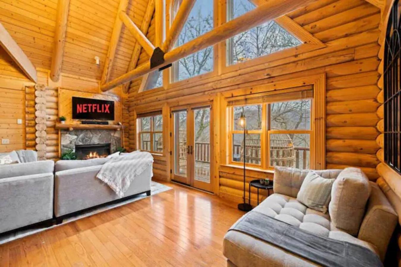 Firefly Lodge, hot tub, games, mountain views