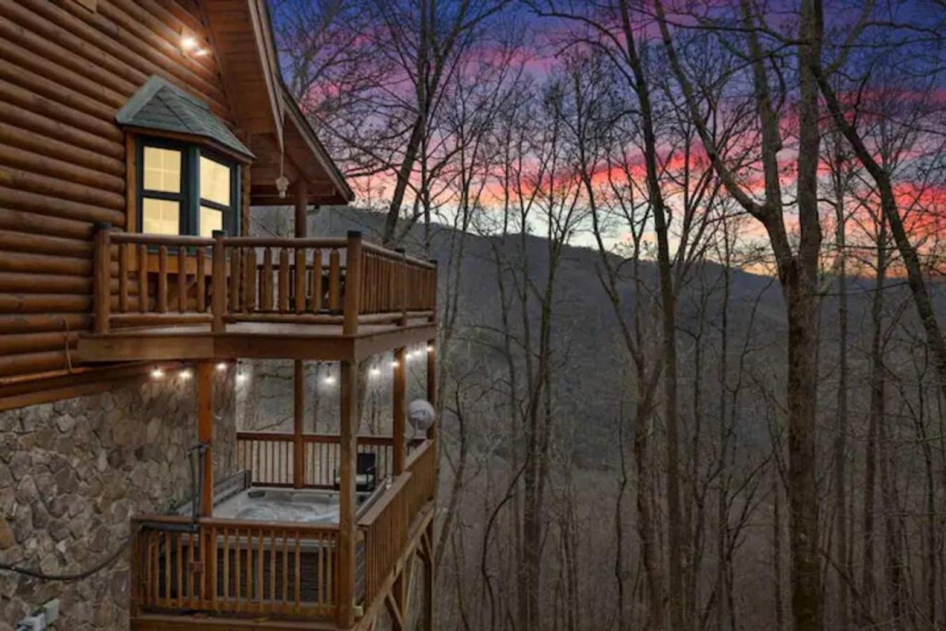 Firefly Lodge, hot tub, games, mountain views