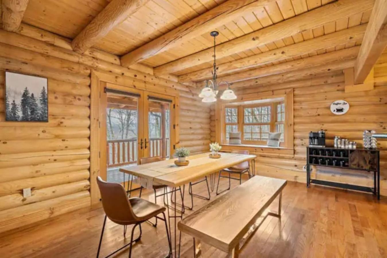 Firefly Lodge, hot tub, games, mountain views