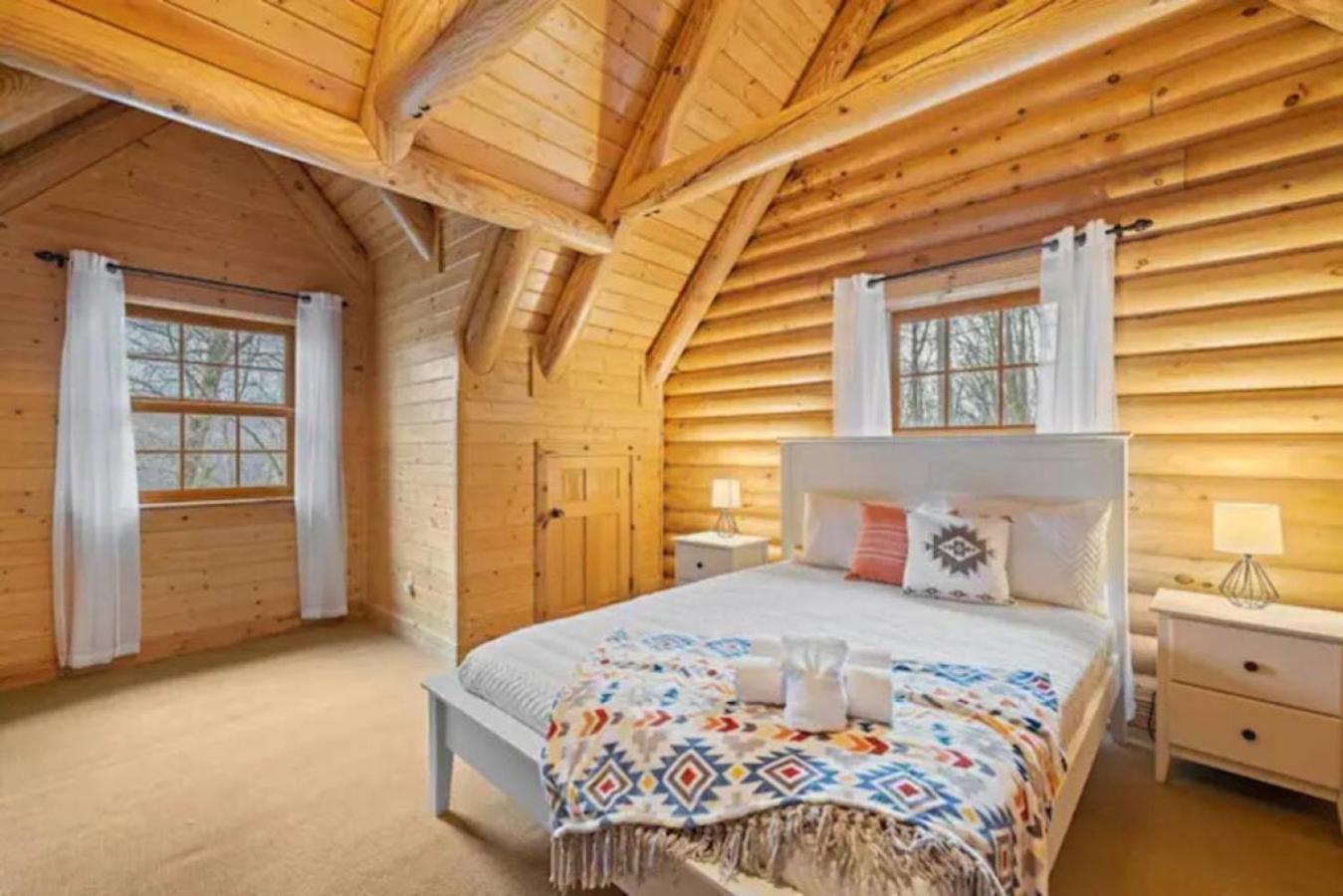 Firefly Lodge, hot tub, games, mountain views