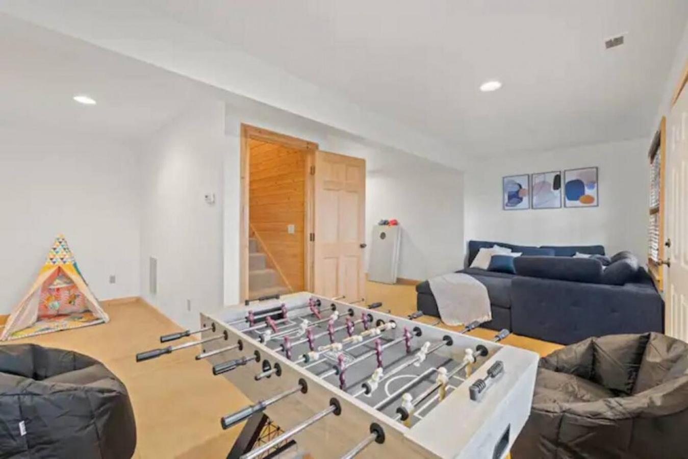 Firefly Lodge, hot tub, games, mountain views