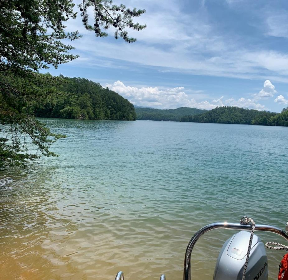 Firefly Lodge, hot tub, games, mountain views