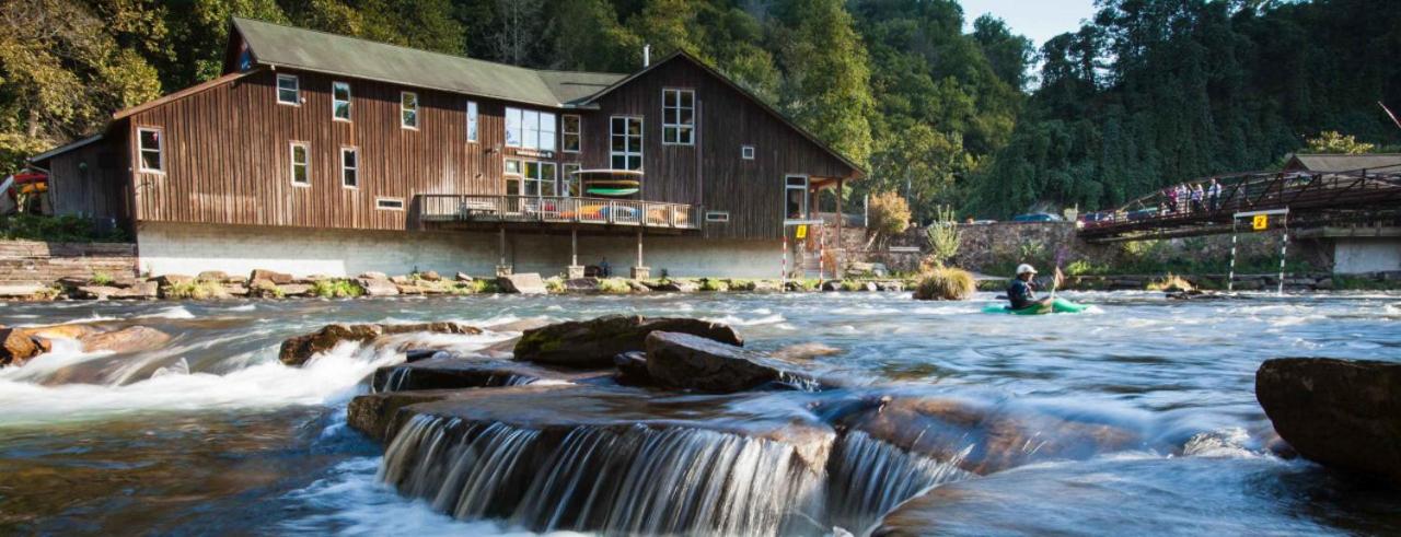 Firefly Lodge, hot tub, games, mountain views