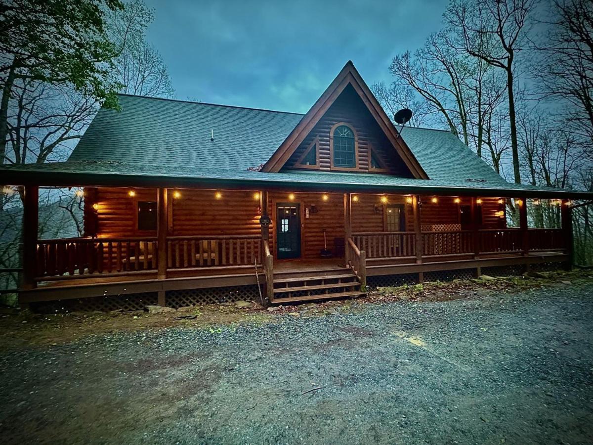 Firefly Lodge, hot tub, games, mountain views