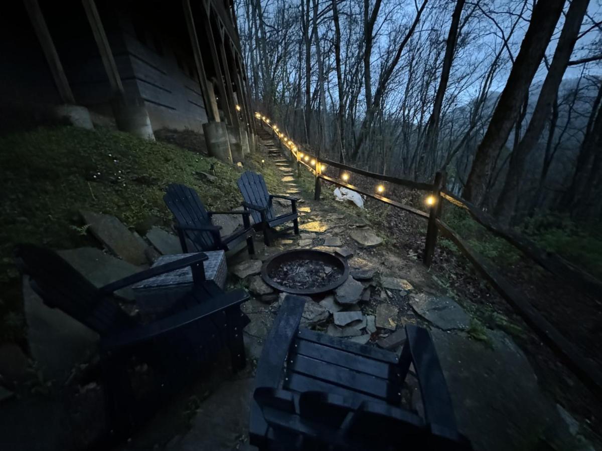 Firefly Lodge, hot tub, games, mountain views