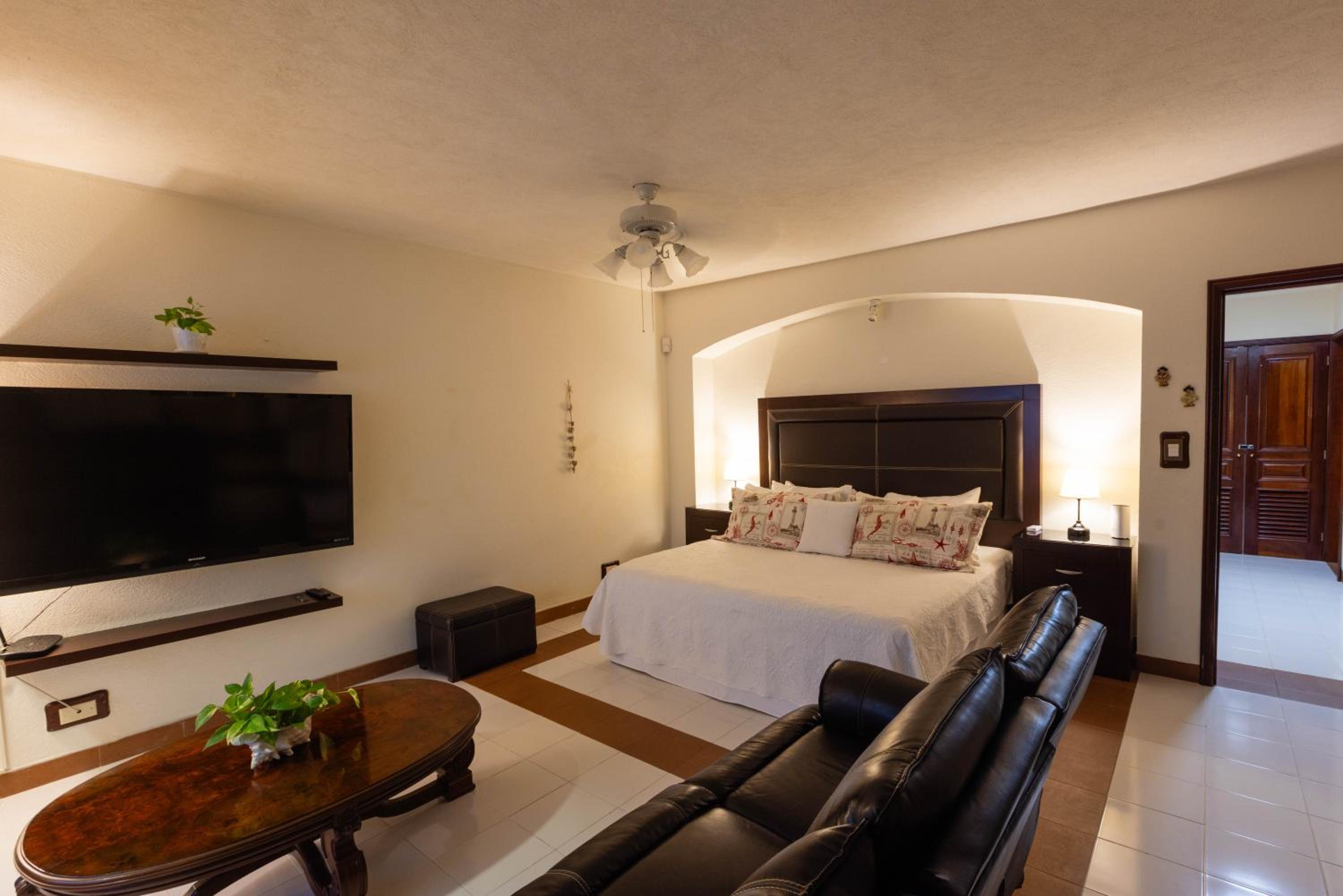 Magnifica Villa Palmeras luxurious 4 Br 6 Bds 4 Ba private pool lagoon front super fast Wifi