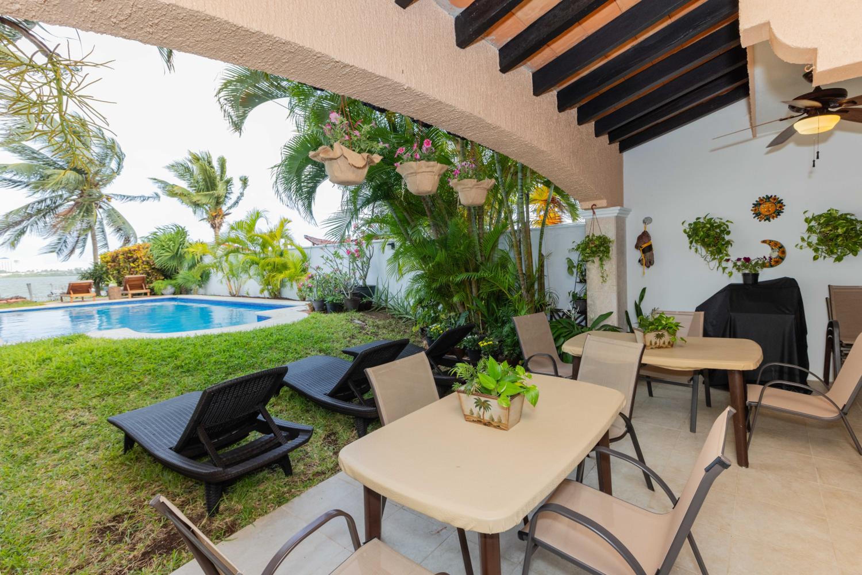 Magnifica Villa Palmeras luxurious 4 Br 6 Bds 4 Ba private pool lagoon front super fast Wifi