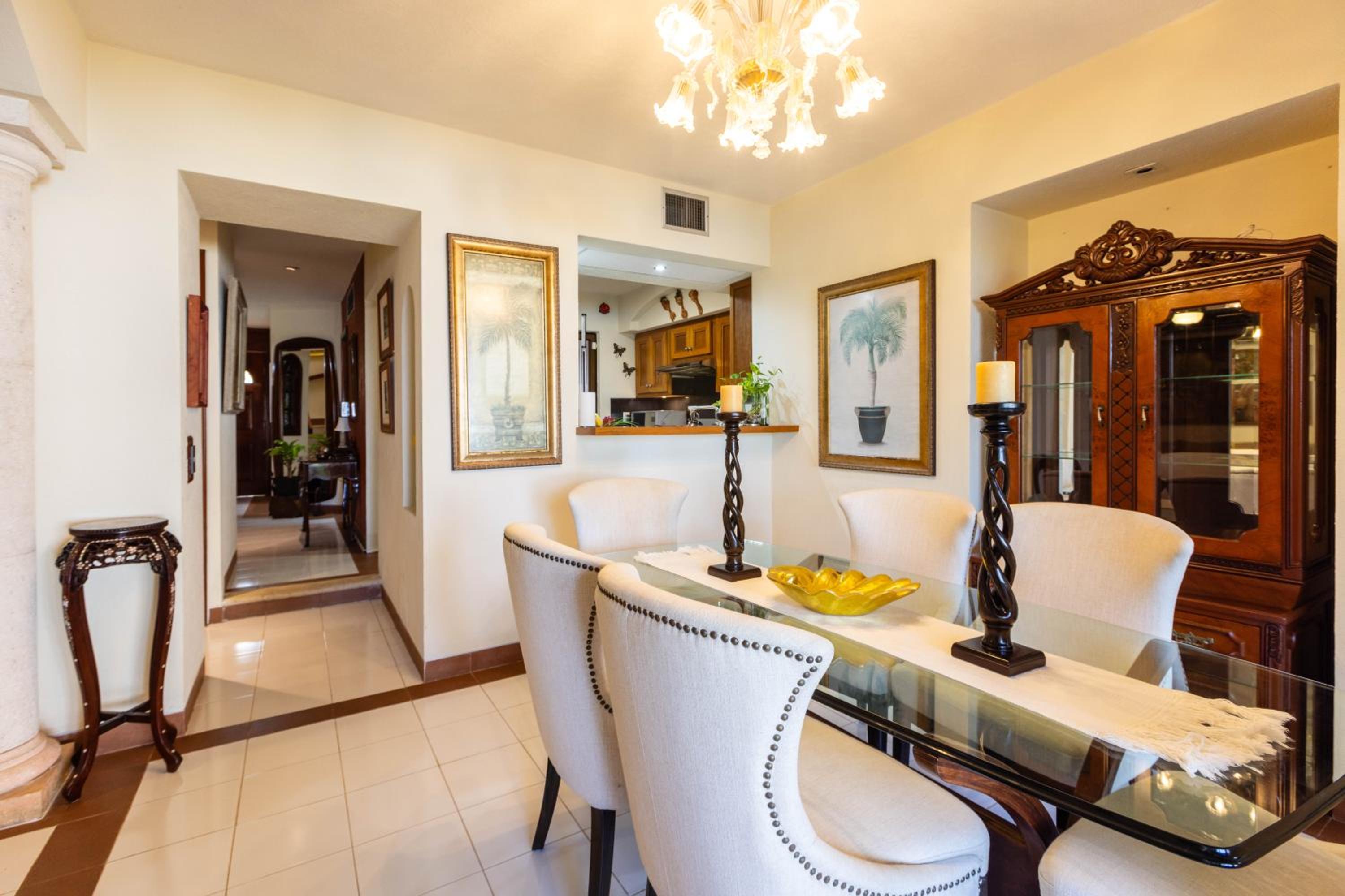 Magnifica Villa Palmeras luxurious 4 Br 6 Bds 4 Ba private pool lagoon front super fast Wifi