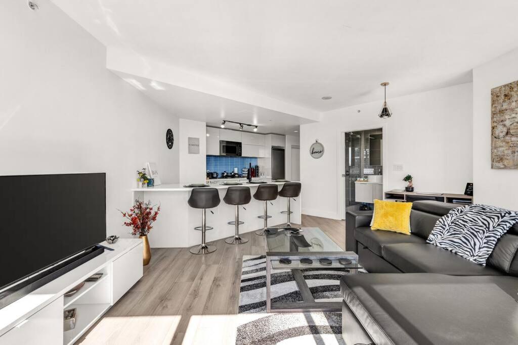 Central Luxury Apartment with Best City Views!