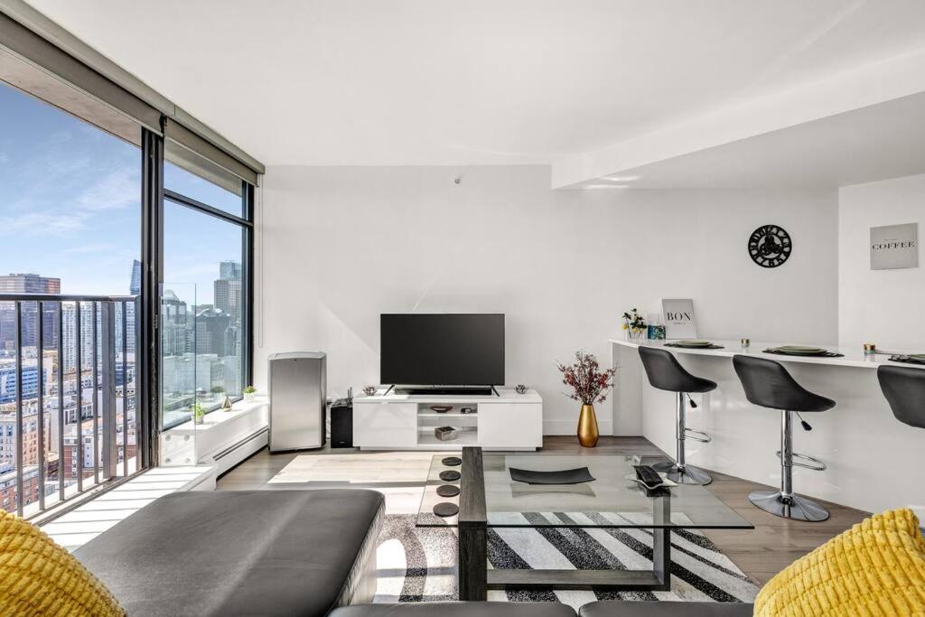 Central Luxury Apartment with Best City Views!