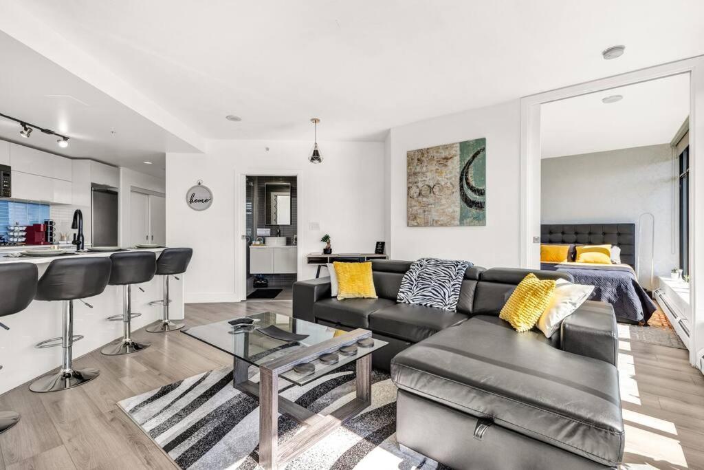 Central Luxury Apartment with Best City Views!