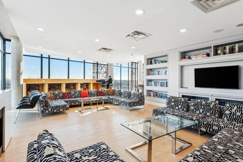 Central Luxury Apartment with Best City Views!
