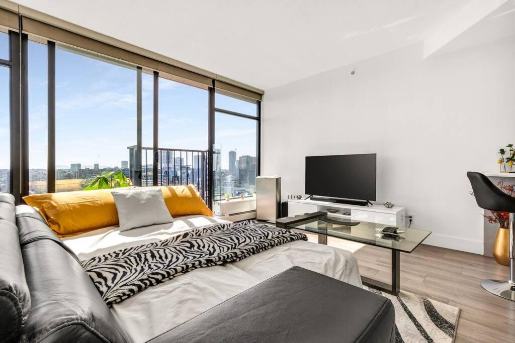 Central Luxury Apartment with Best City Views!
