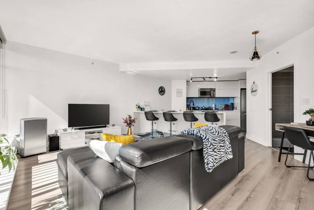 Central Luxury Apartment with Best City Views!