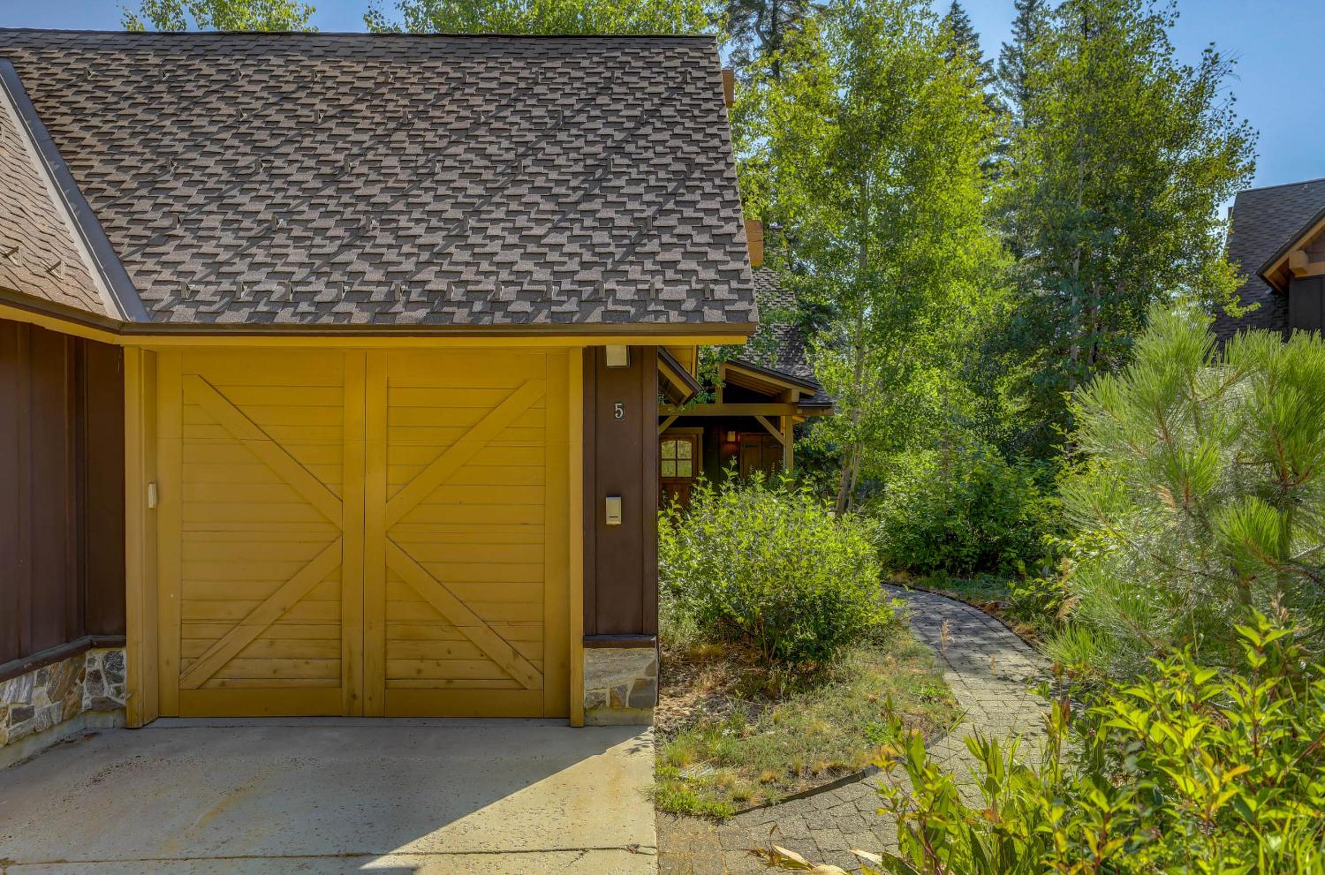 Tamarack Ski Resort Townhome - Elegant couple's retreat - Path to chairlift - Golf view 2