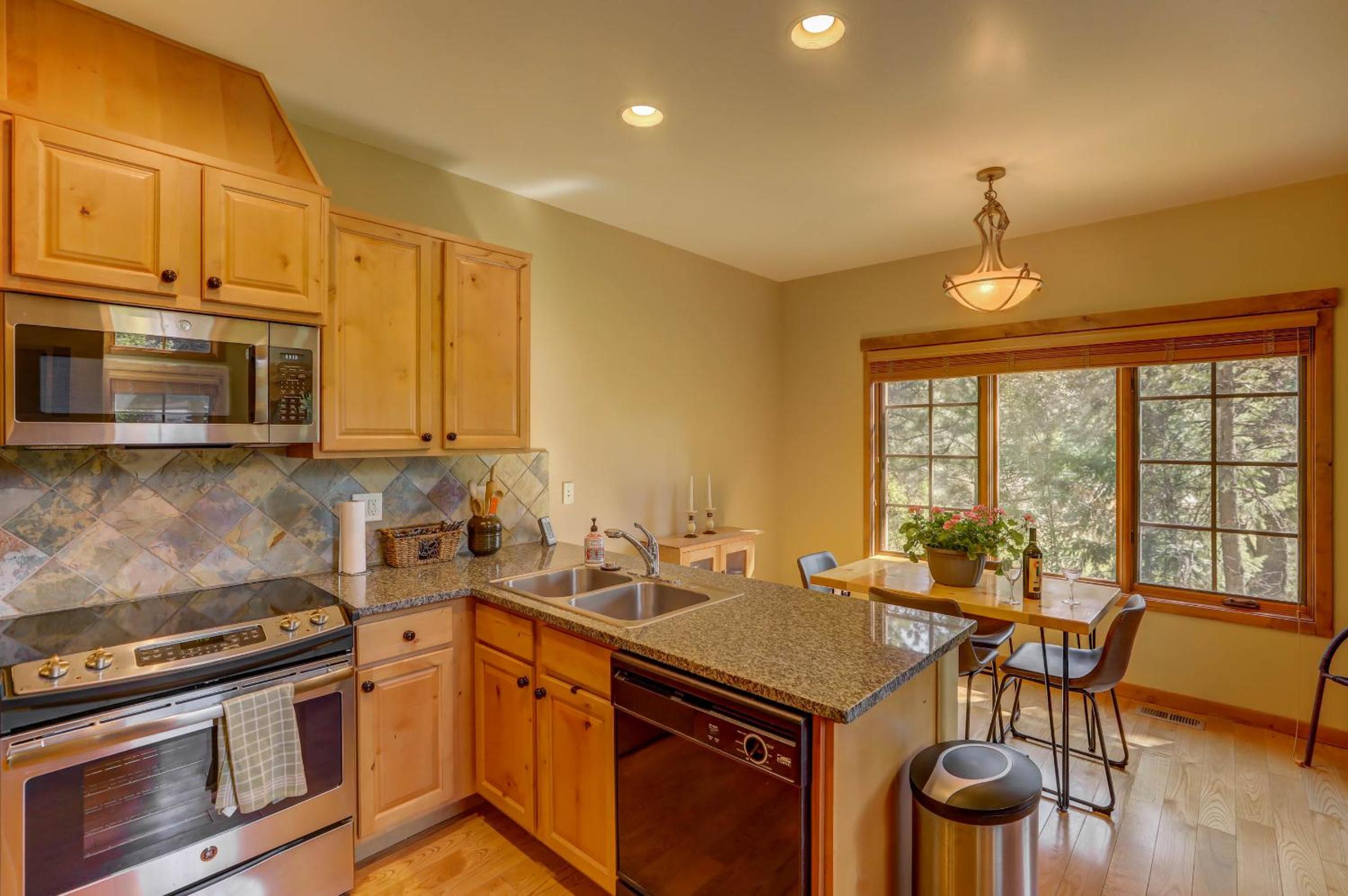 Tamarack Ski Resort Townhome - Elegant couple's retreat - Path to chairlift - Golf view 3