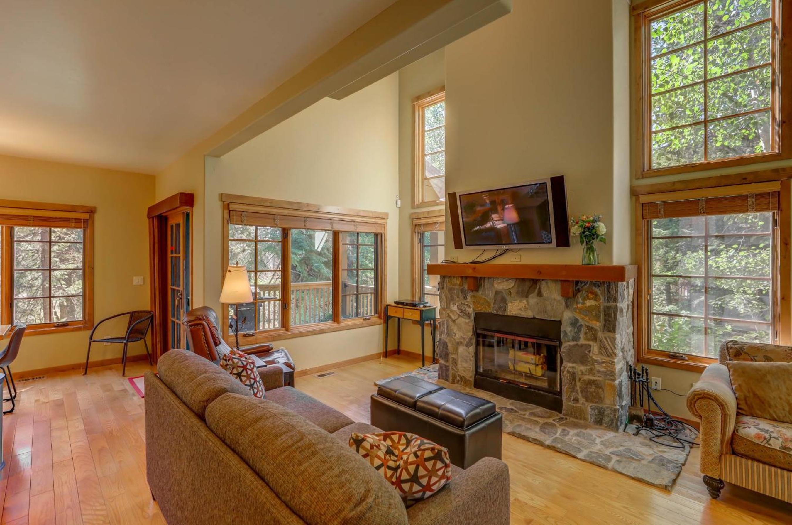 Tamarack Ski Resort Townhome - Elegant couple's retreat - Path to chairlift - Golf view 4