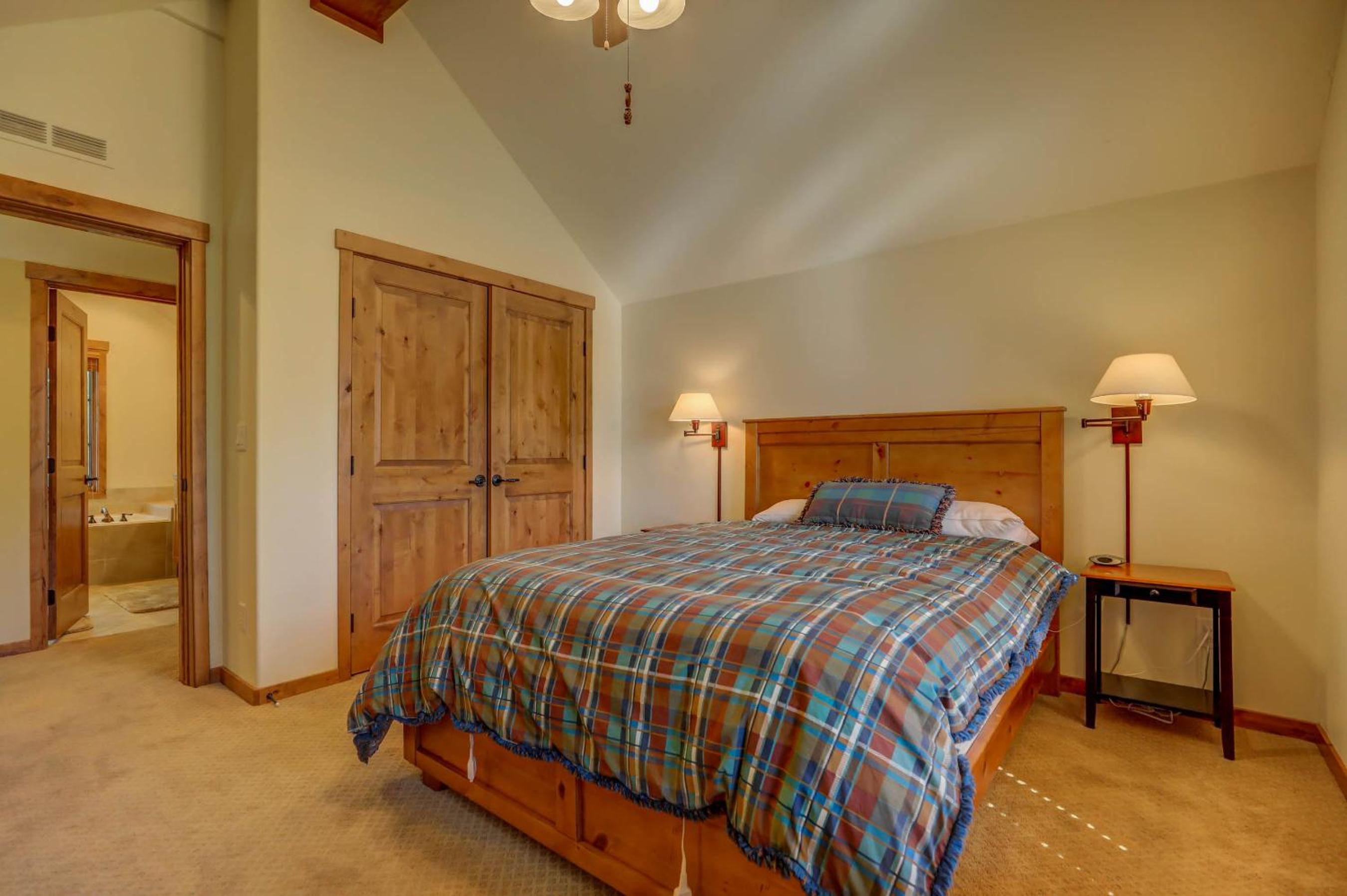Tamarack Ski Resort Townhome - Elegant couple's retreat - Path to chairlift - Golf view 5