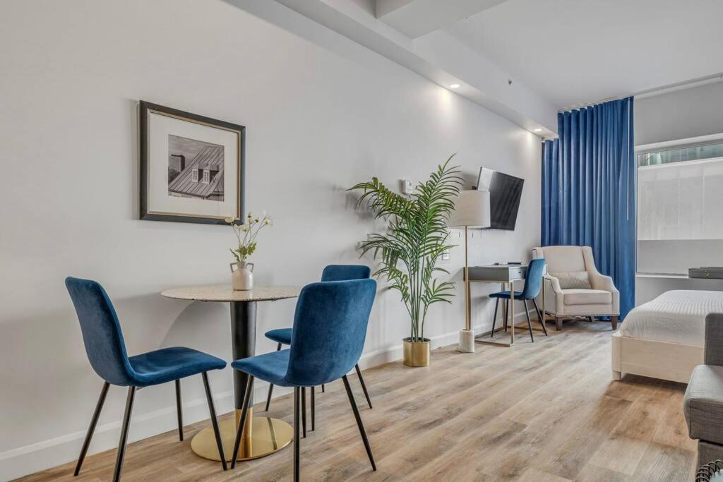 Initial / Bluebird / Downtown Qc