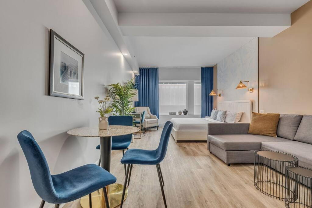Initial / Bluebird / Downtown Qc