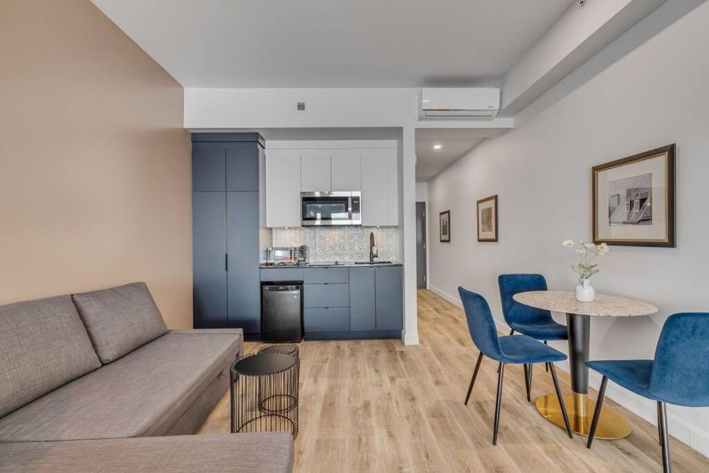 Initial / Bluebird / Downtown Qc