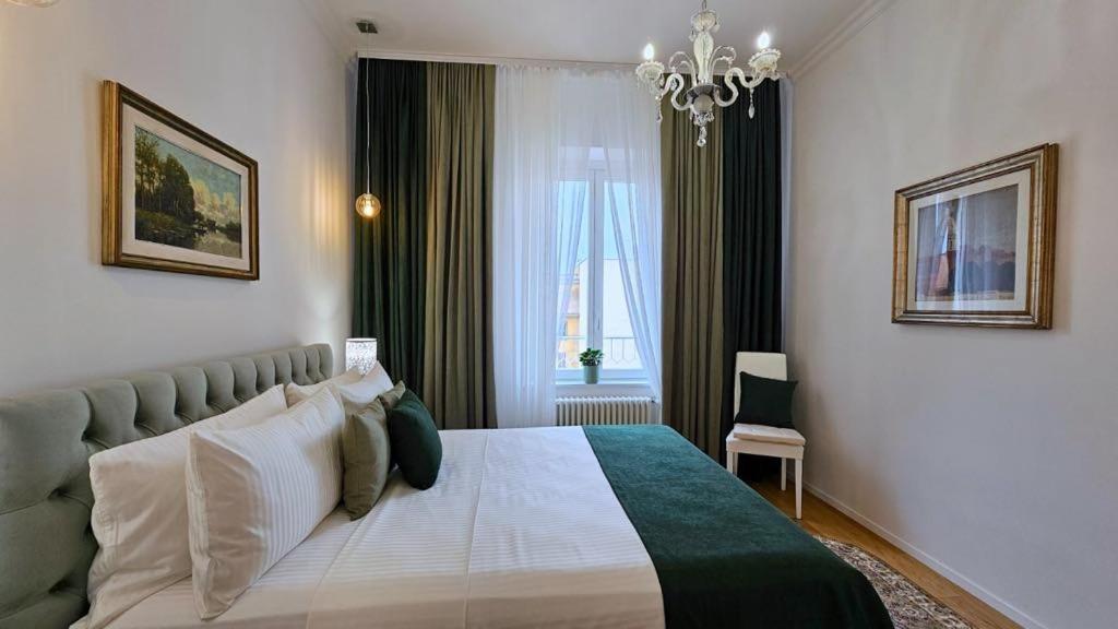 Val's Vatican Wall Apartment
