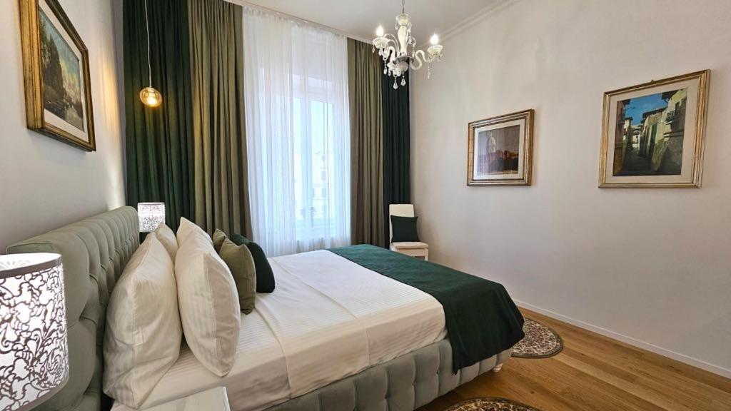 Val's Vatican Wall Apartment